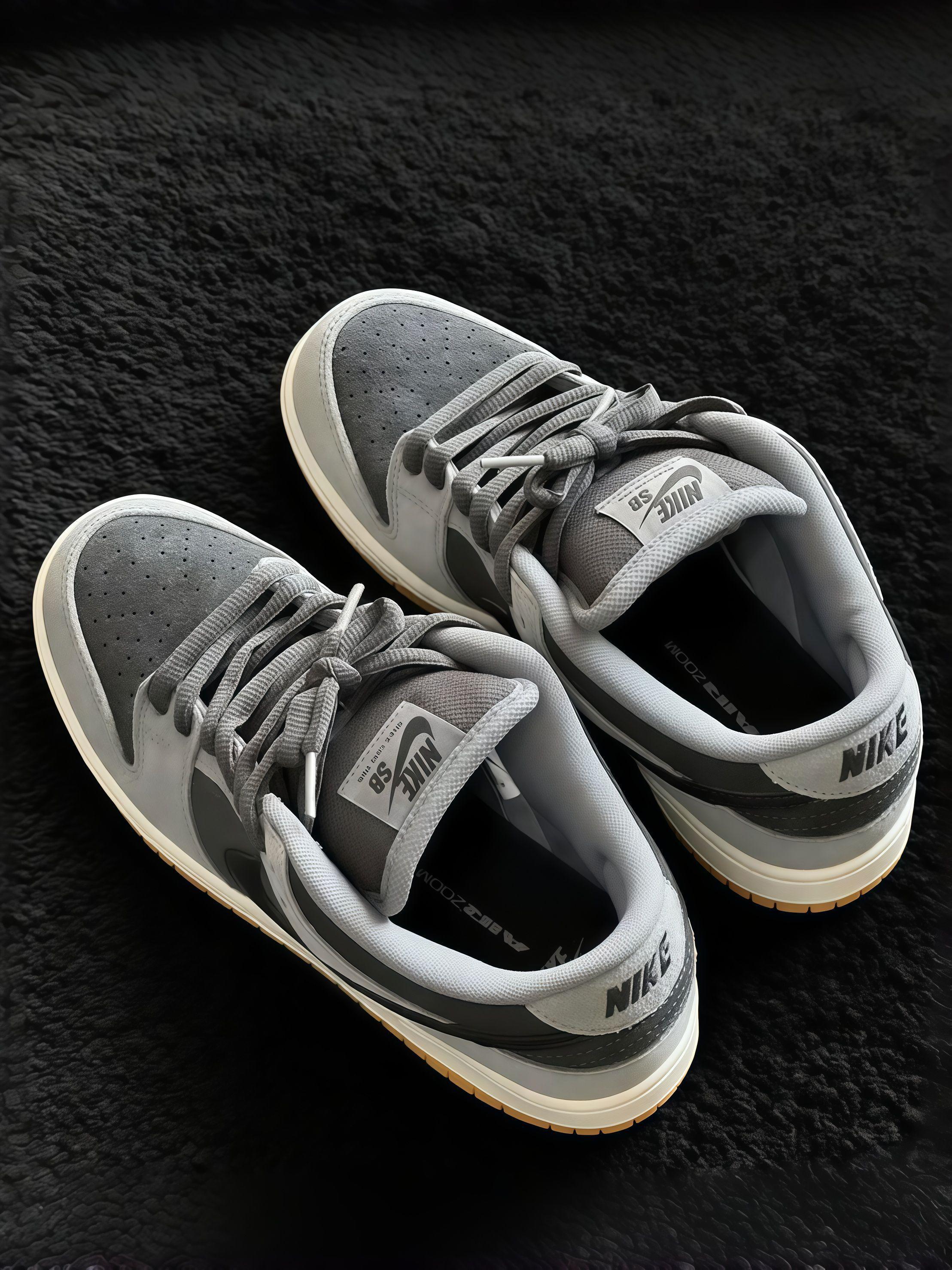 🍑这双灰调Dunk,麂皮+生胶底,质感高级又耐看~🍒